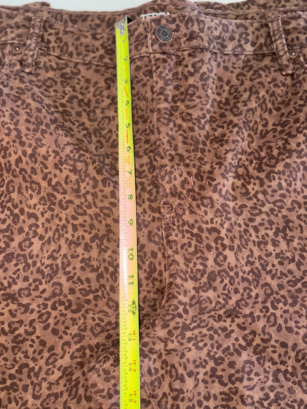 Terra & Sky Petite 26W Straight Leg Leopard Print Denim Pants - Picture 9 of 9